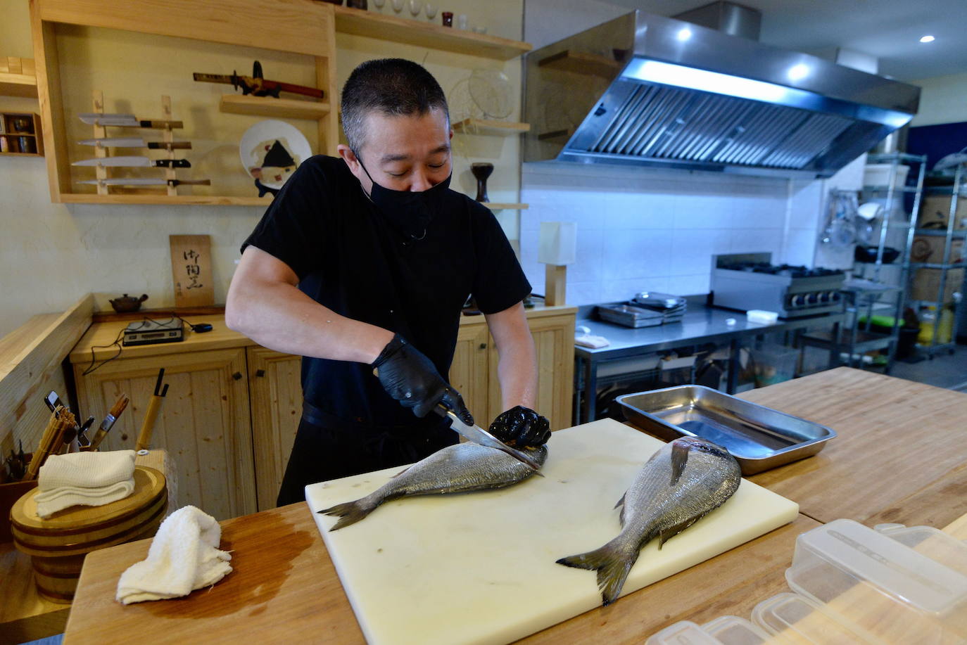 Fotos: Así prepara el chef Makoto Himeno el pescado que sirve en su restaurante