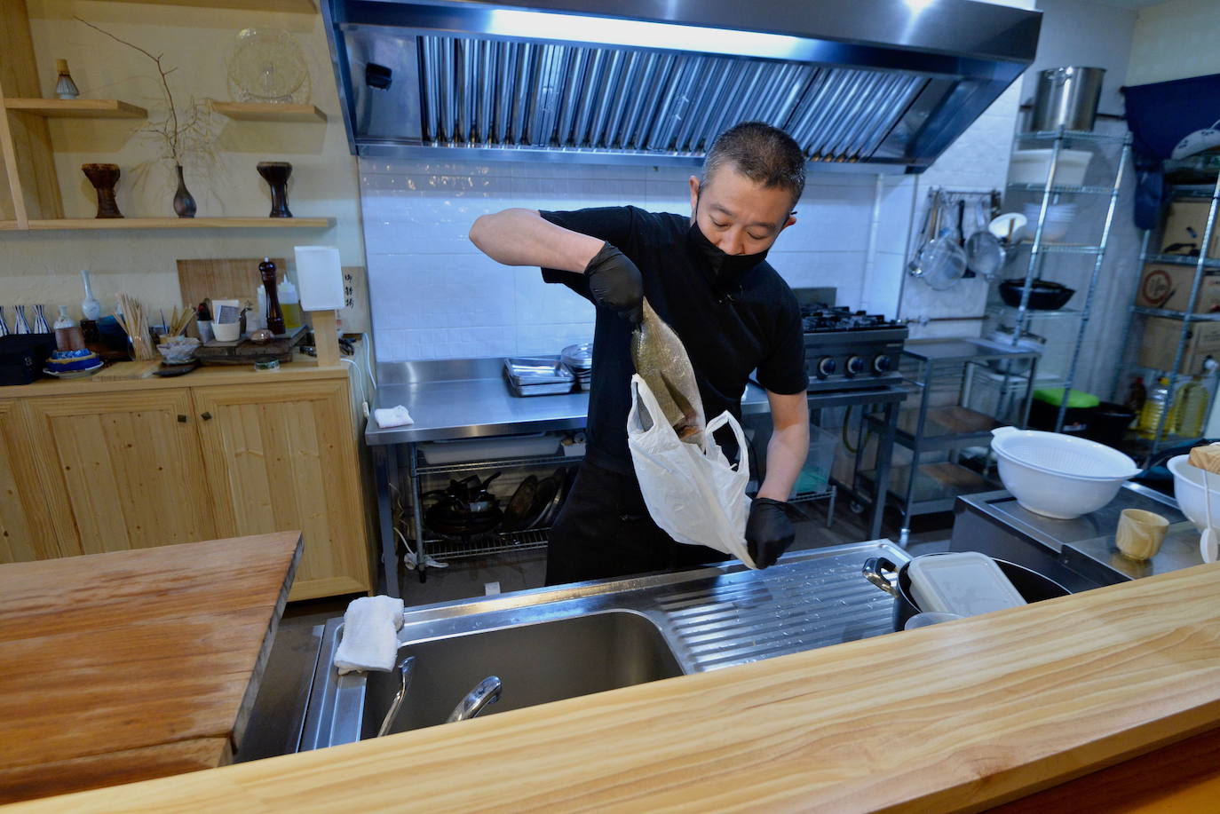 Fotos: Así prepara el chef Makoto Himeno el pescado que sirve en su restaurante