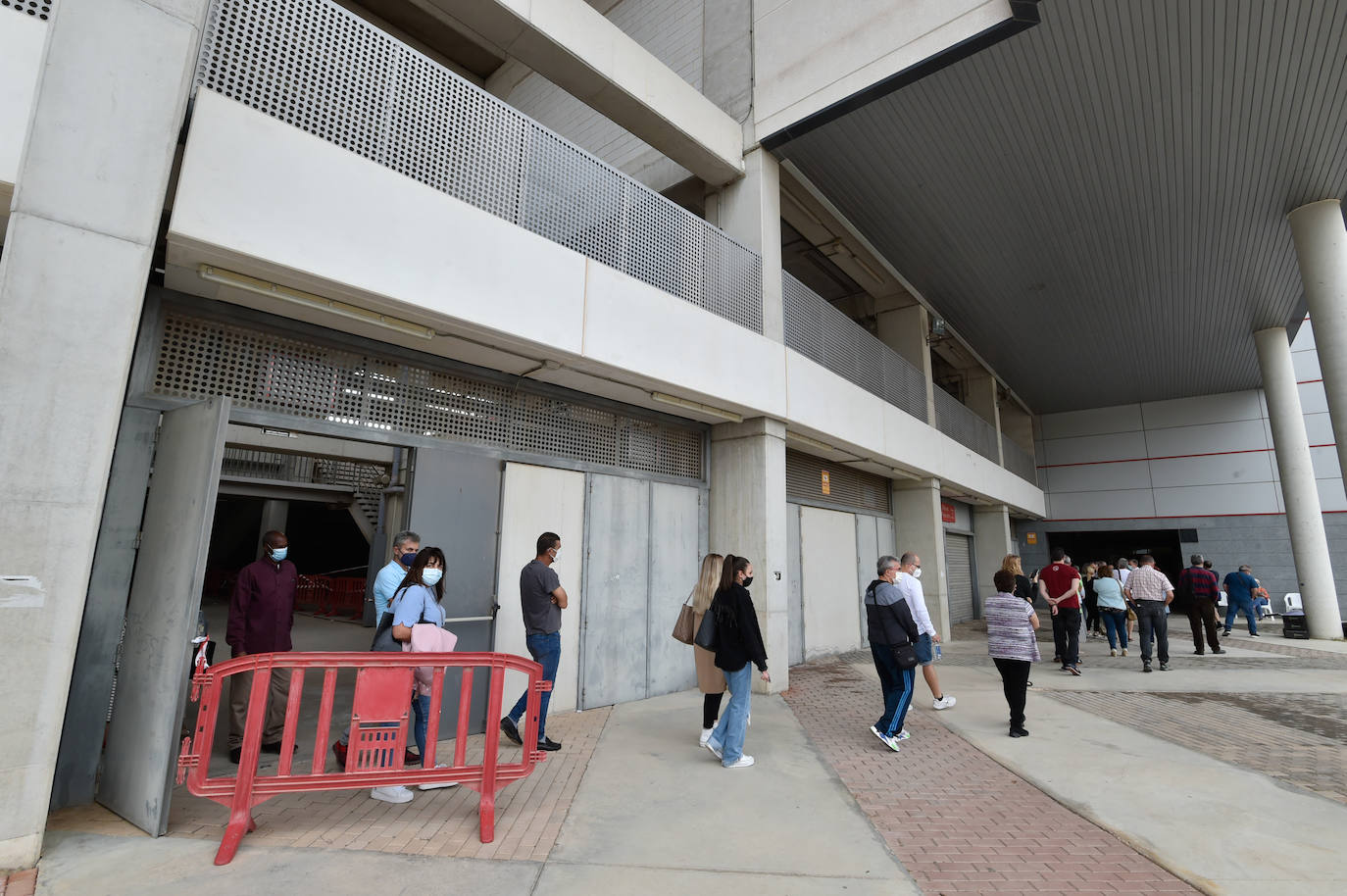 Fotos: Vacunaciones con Pfizer en el Enrique Roca este viernes 28 de mayo