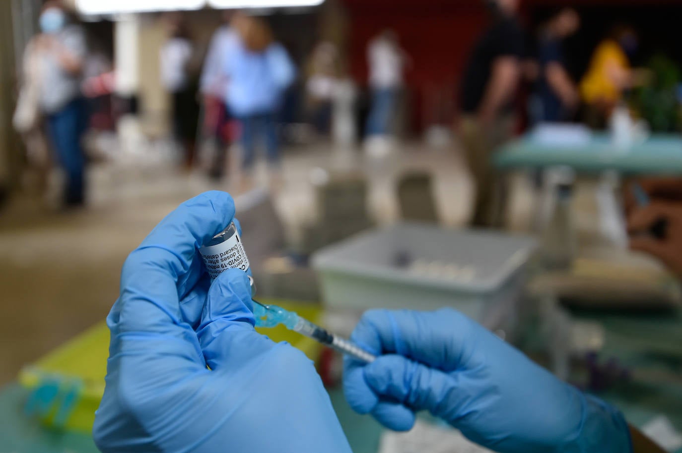 Fotos: Vacunaciones con Pfizer en el Enrique Roca este viernes 28 de mayo