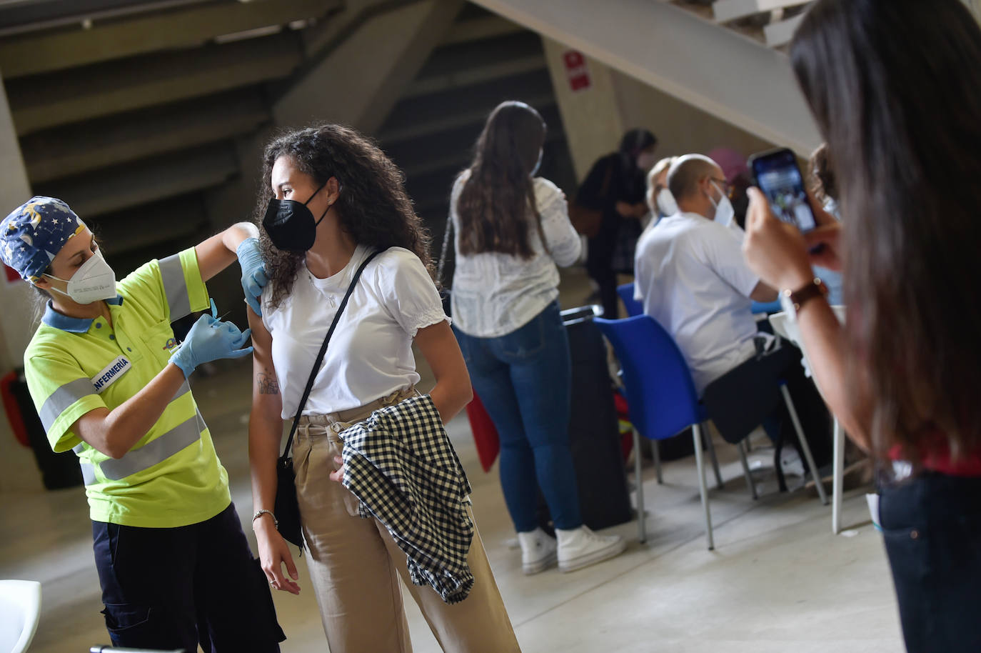 Fotos: Vacunaciones con Pfizer en el Enrique Roca este viernes 28 de mayo