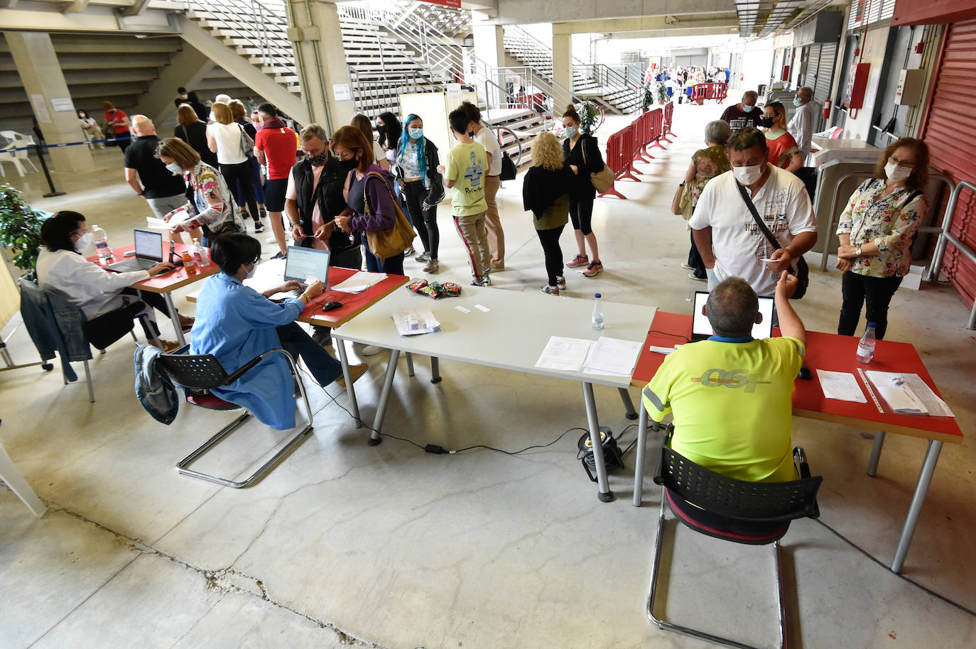 Fotos: Vacunaciones con Pfizer en el Enrique Roca este viernes 28 de mayo