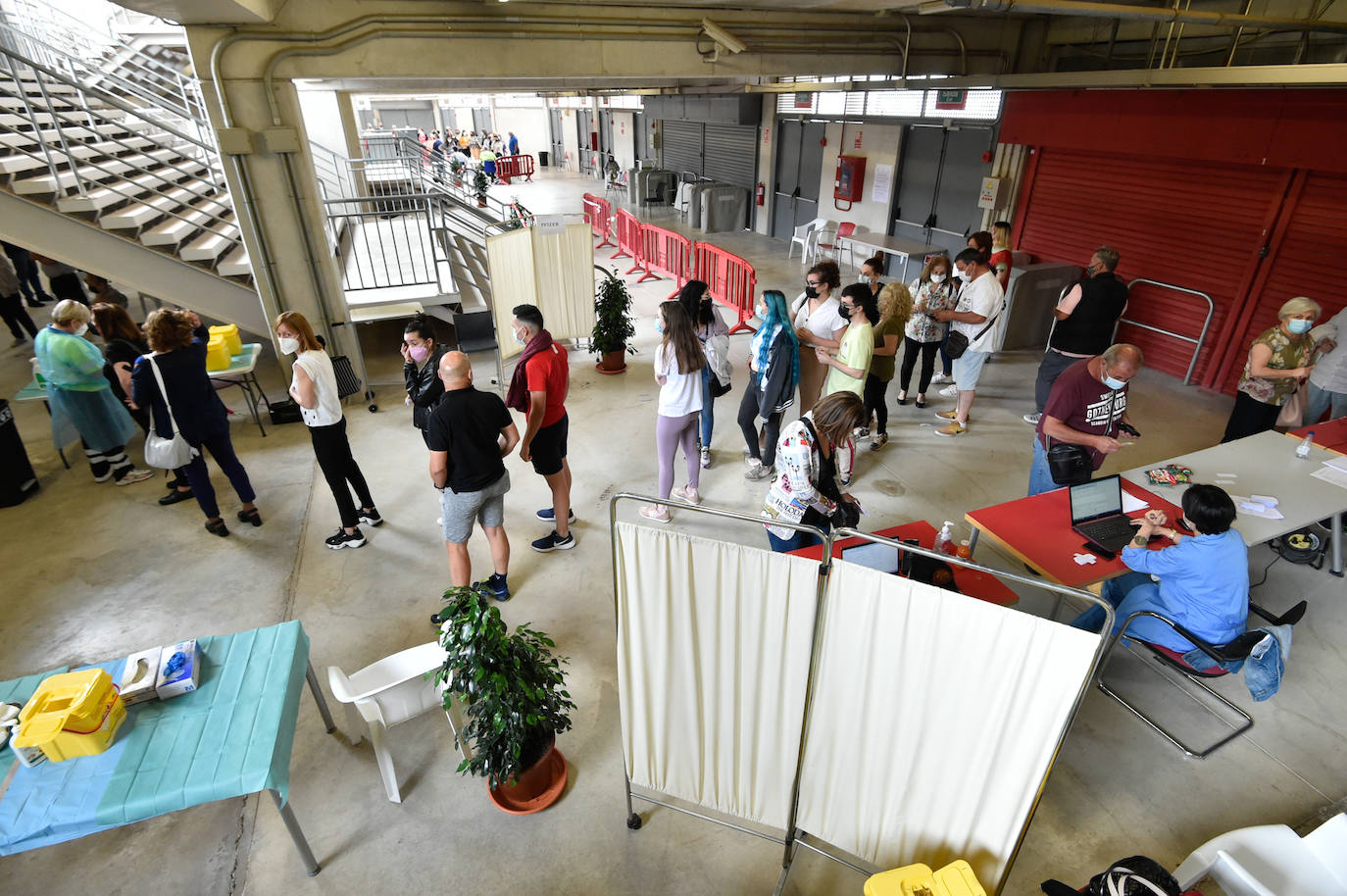 Fotos: Vacunaciones con Pfizer en el Enrique Roca este viernes 28 de mayo