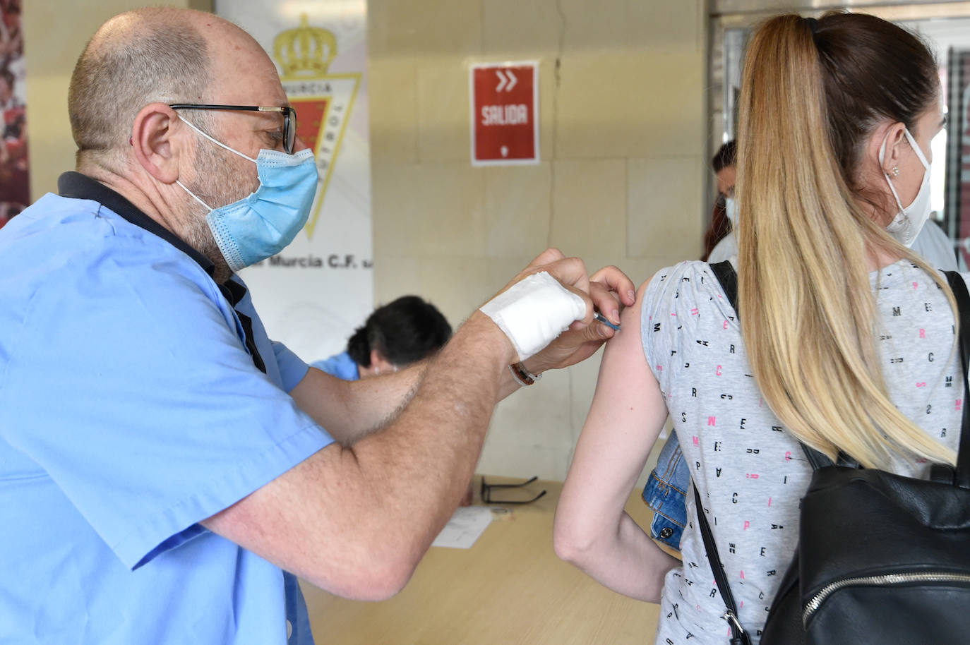 Fotos: Vacunaciones con Pfizer en el Enrique Roca este viernes 28 de mayo