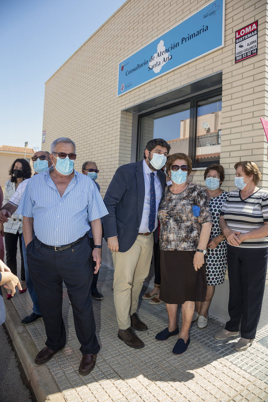 Fotos:  López Miras durante la inauguración del nuevo consultorio médico de Santa Ana, en Cartagena