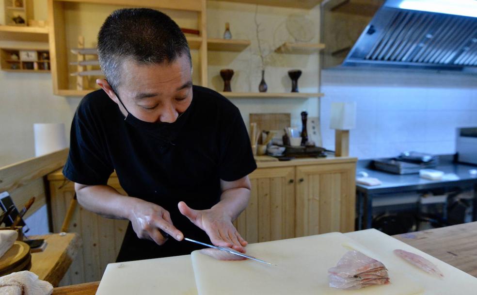 Makoto Himeno, en su restaurante, fileteando un pescado para su menú. 