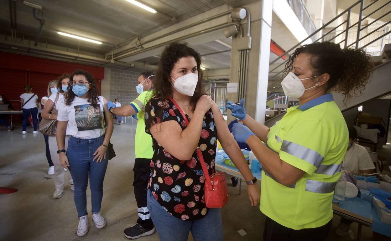 Varias mujeres reciben la segunda dosis de AstraZeneca en Murcia. 
