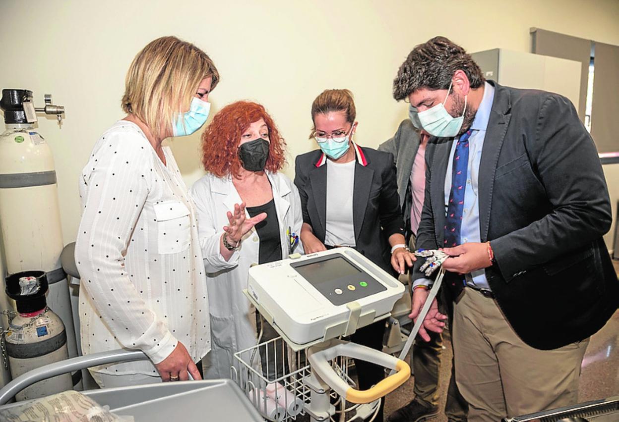 López Miras, en su visita al consultorio. 