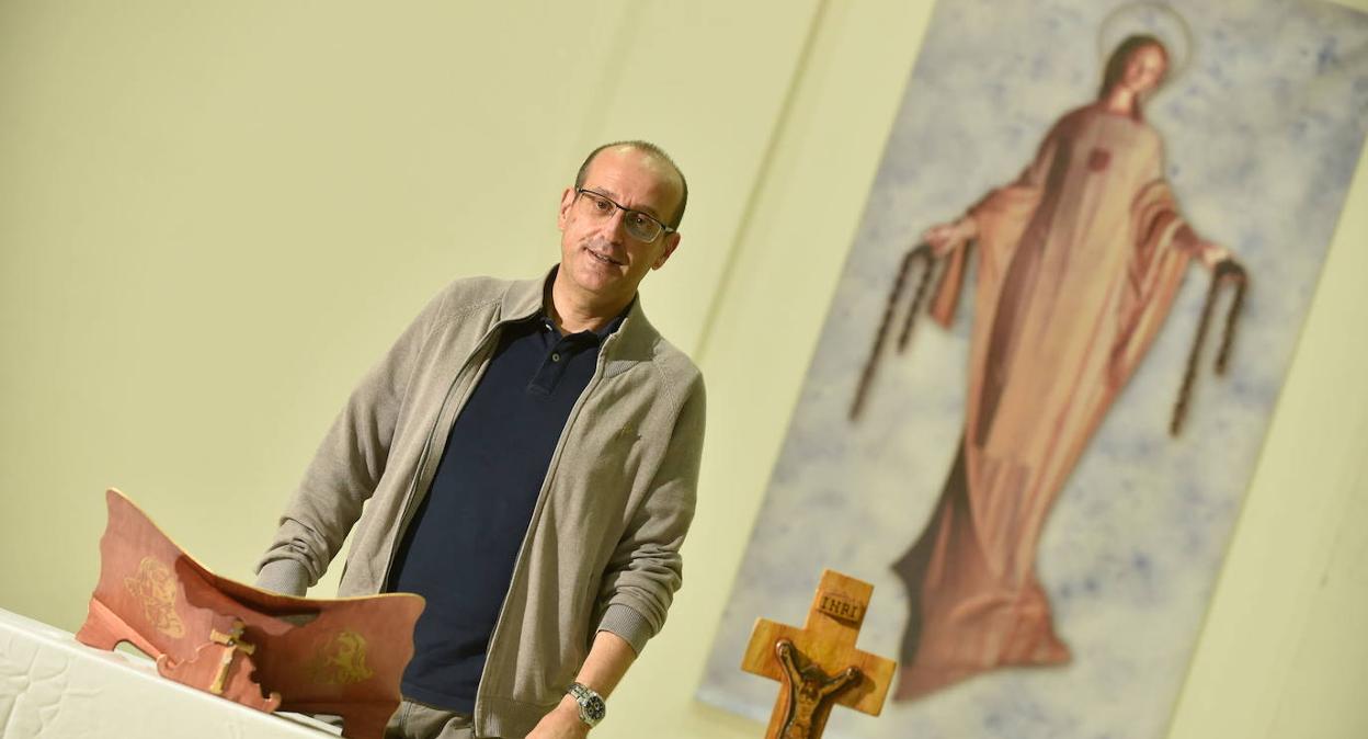 El capellán Antonio Sánchez, en un altar del centro penitenciario de Campos del Río, donde ofrece el servicio religioso a los presos. 