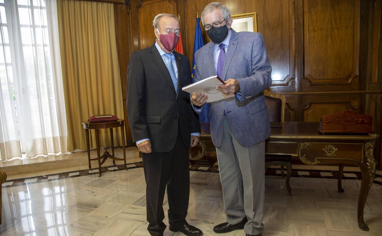 El presidente del Consejo Jurídico, Antonio Gómez Fairén, entrega la memoria anual al presidente de la Asamblea Regional, Alberto Castillo.