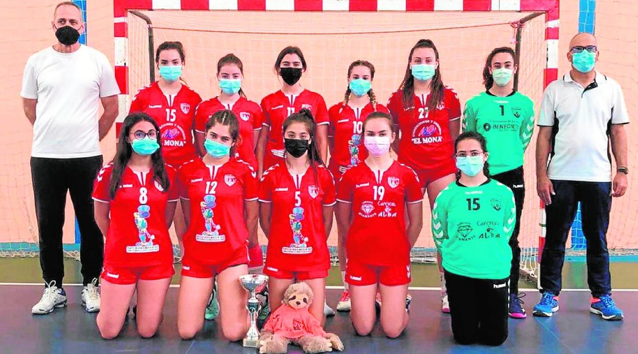 Jugadoras y técnicos de la Escuela de Cieza de balonmano. 