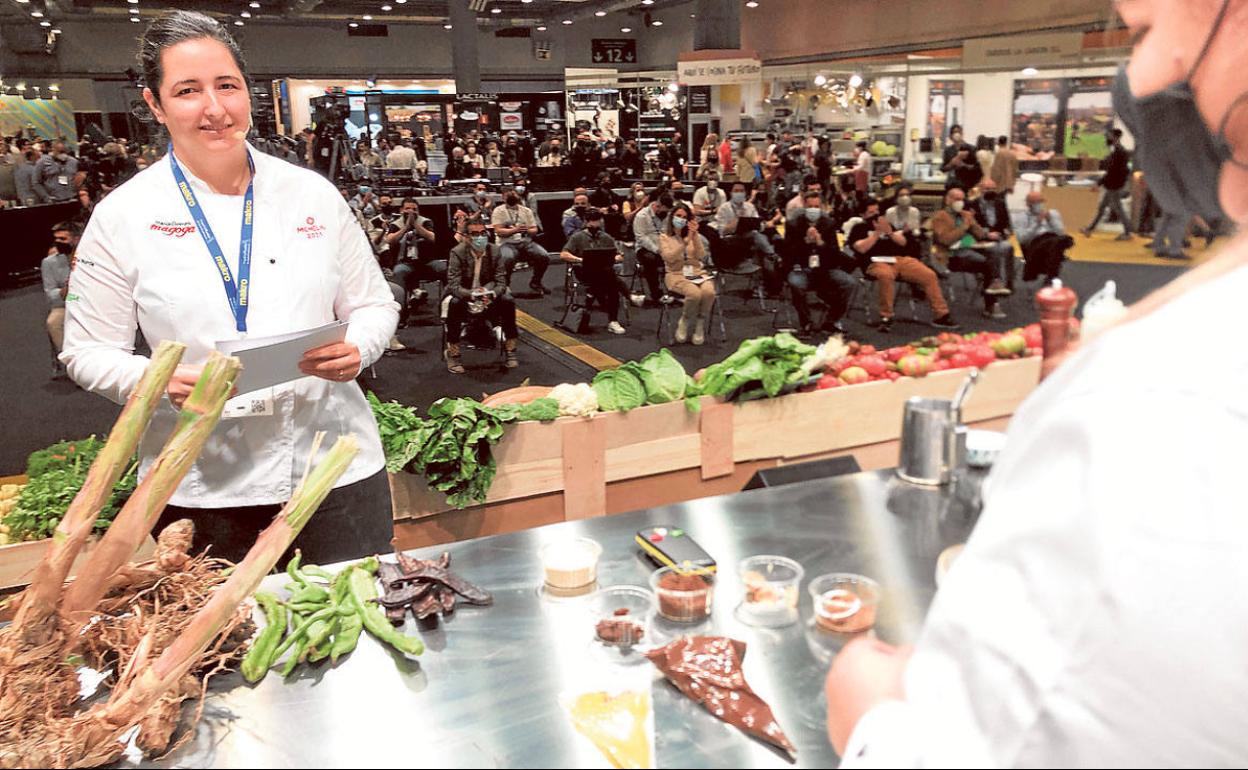 María Gómez, 'echando la caña' en Madrid Fusión. 