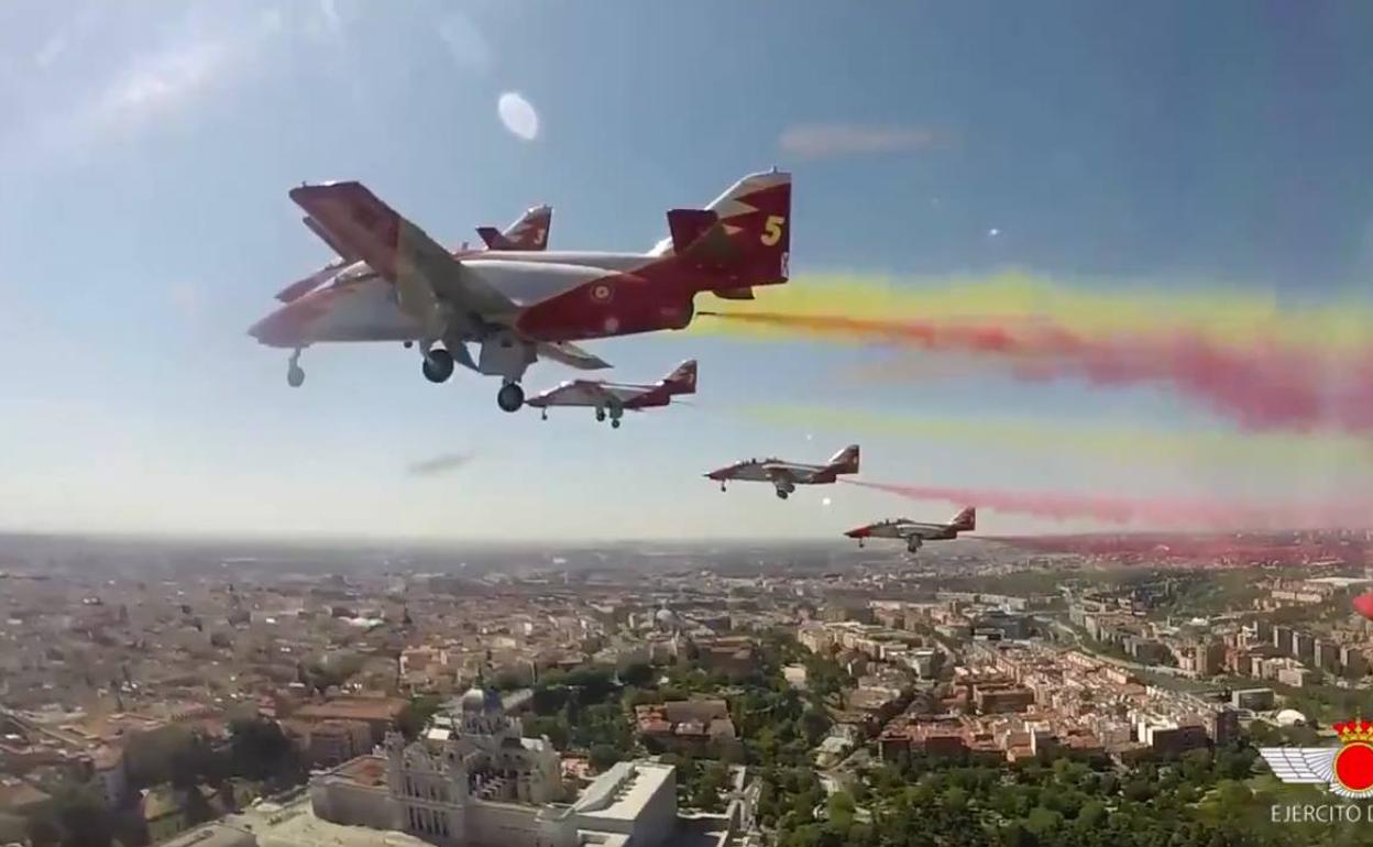 Aviones de la Patrulla Águila sobrevuelan Madrid. 