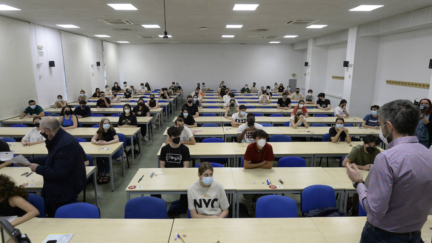 Fotos: Así arrancó la Ebau en la Universidad de Murcia