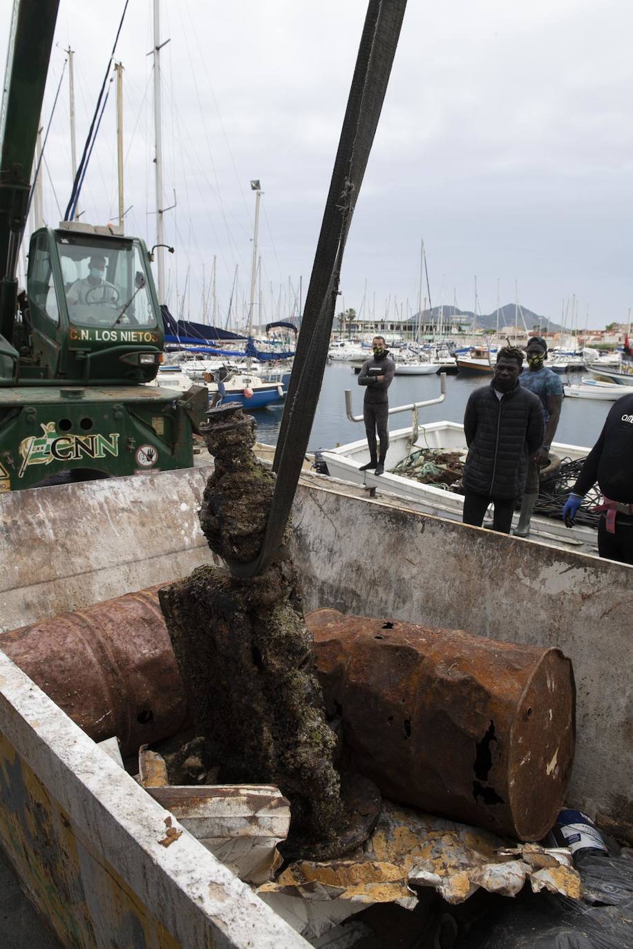 Fotos: Limpieza de residuos en el fondo del Mar Menor