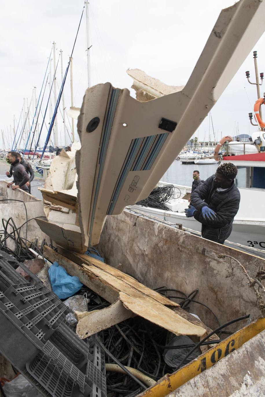 Fotos: Limpieza de residuos en el fondo del Mar Menor
