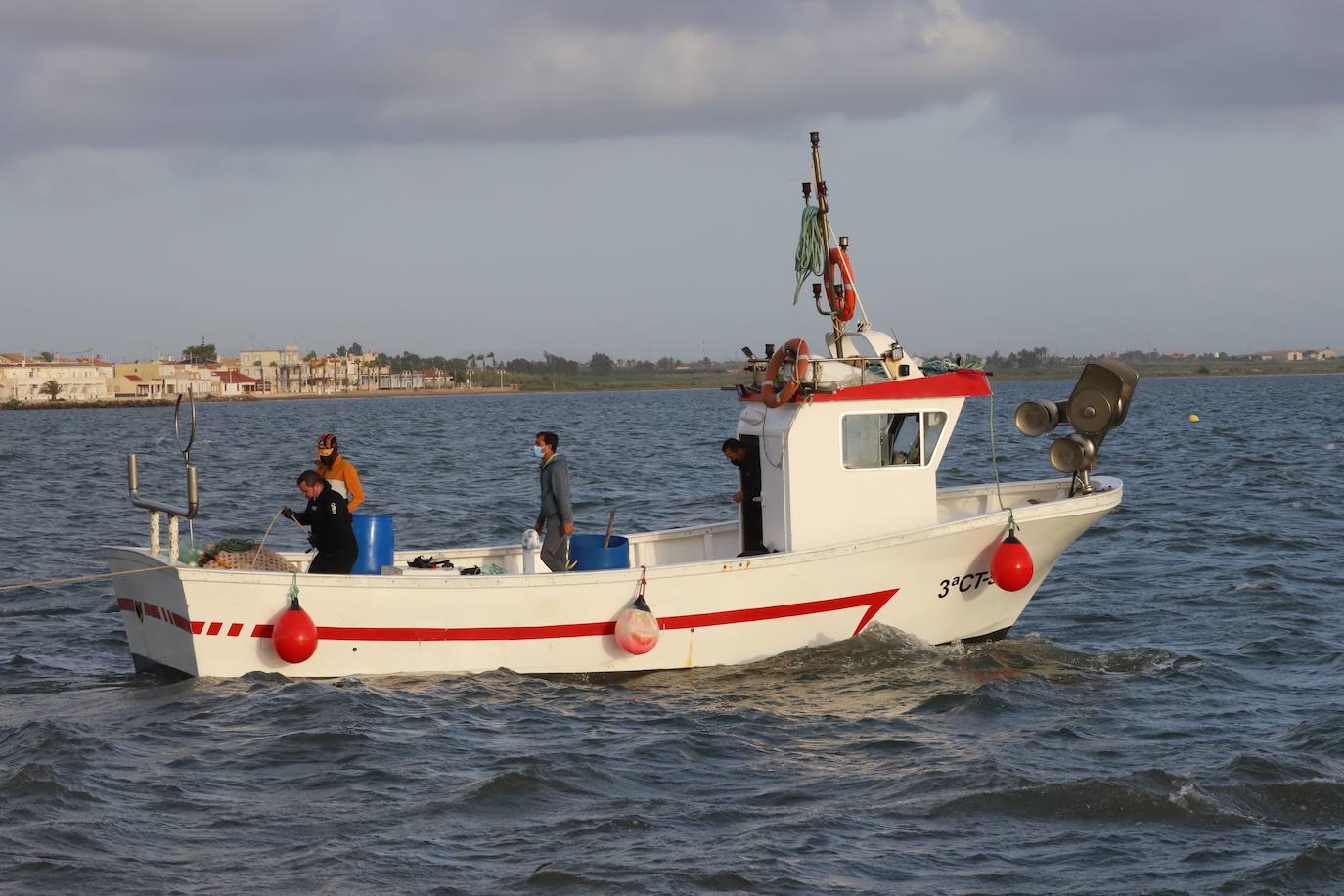 Fotos: Limpieza de residuos en el fondo del Mar Menor