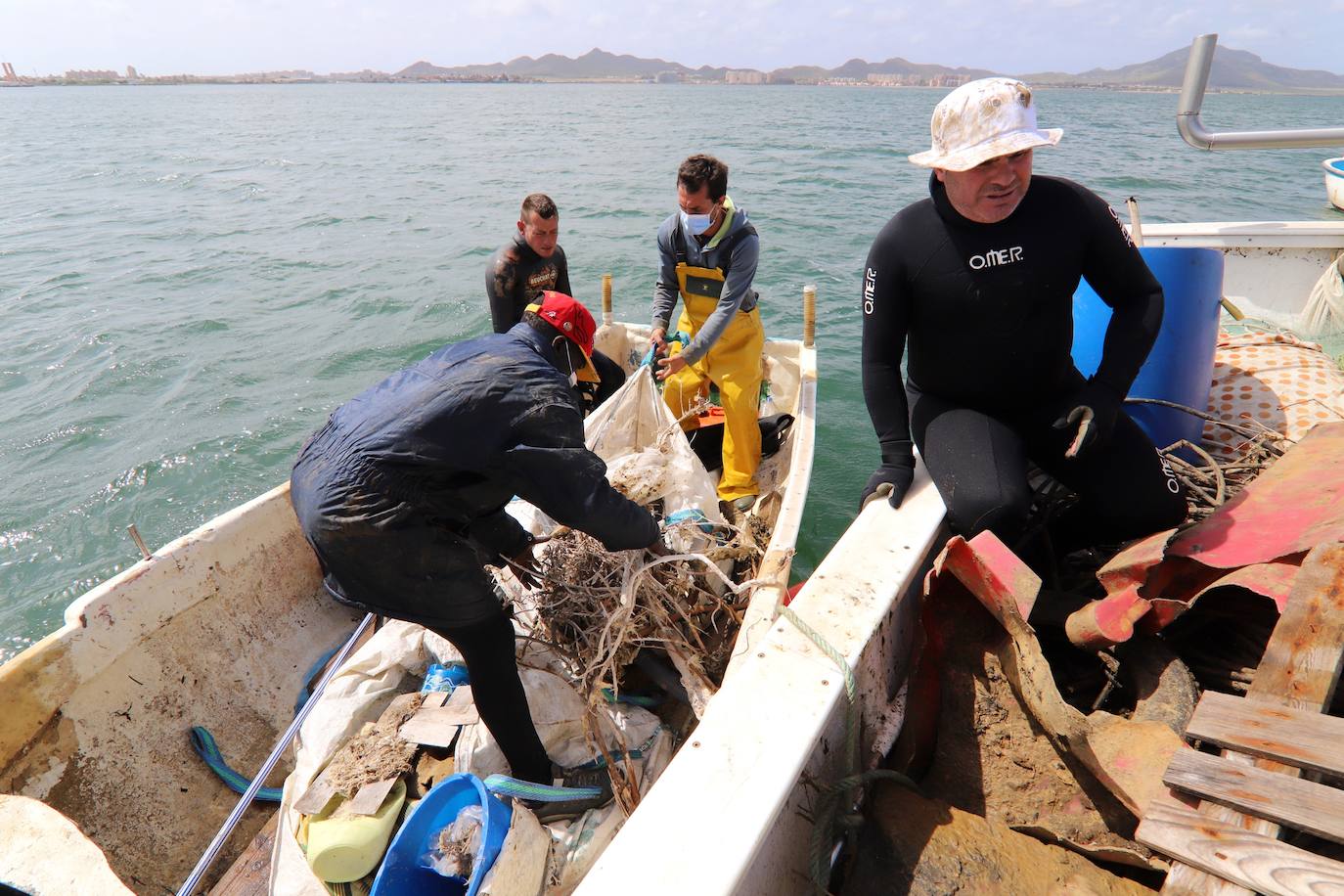 Fotos: Limpieza de residuos en el fondo del Mar Menor