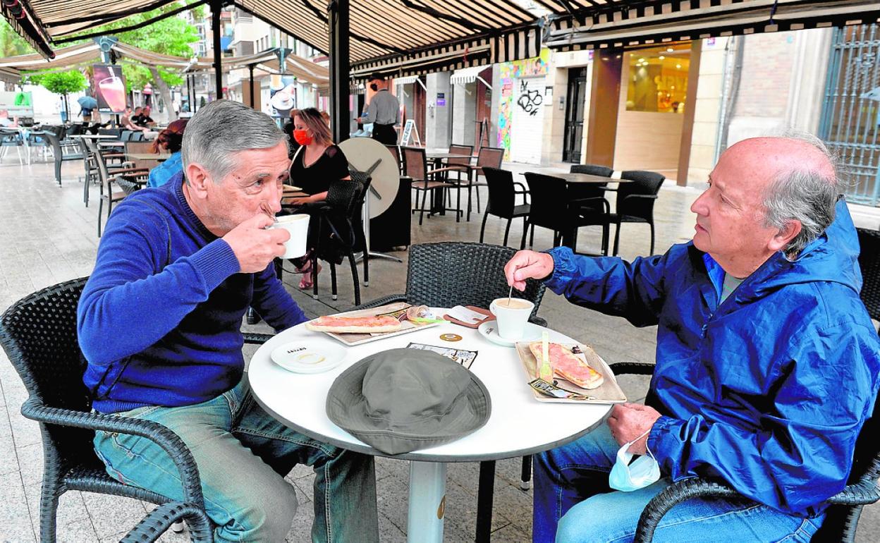 Clientes en una terraza en la plaza Santo Domingo de Murcia, ayer por la mañana. 