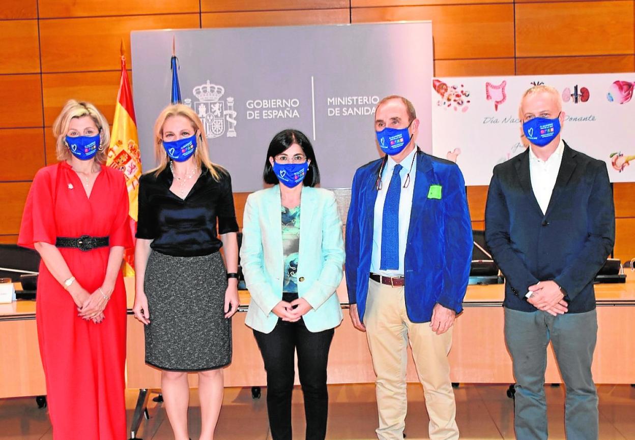 Eva Pérez, Beatriz Domínguez-Gil, la ministra Carolina Darias, Amado Andrés y Mario Royo-Villanova (coordinador de trasplantes de La Arrixaca), ayer en el Ministerio. 