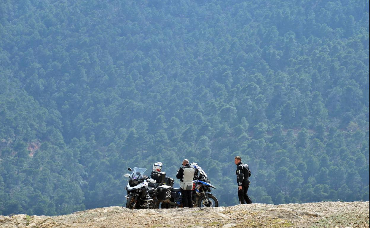 Un grupo de moteros hace un descanso en Sierra Espuña.