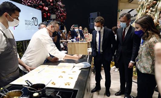 Pablo Casado observa una elaboración de Pablo González-Conejero en el stand de la Región de Murcia. 