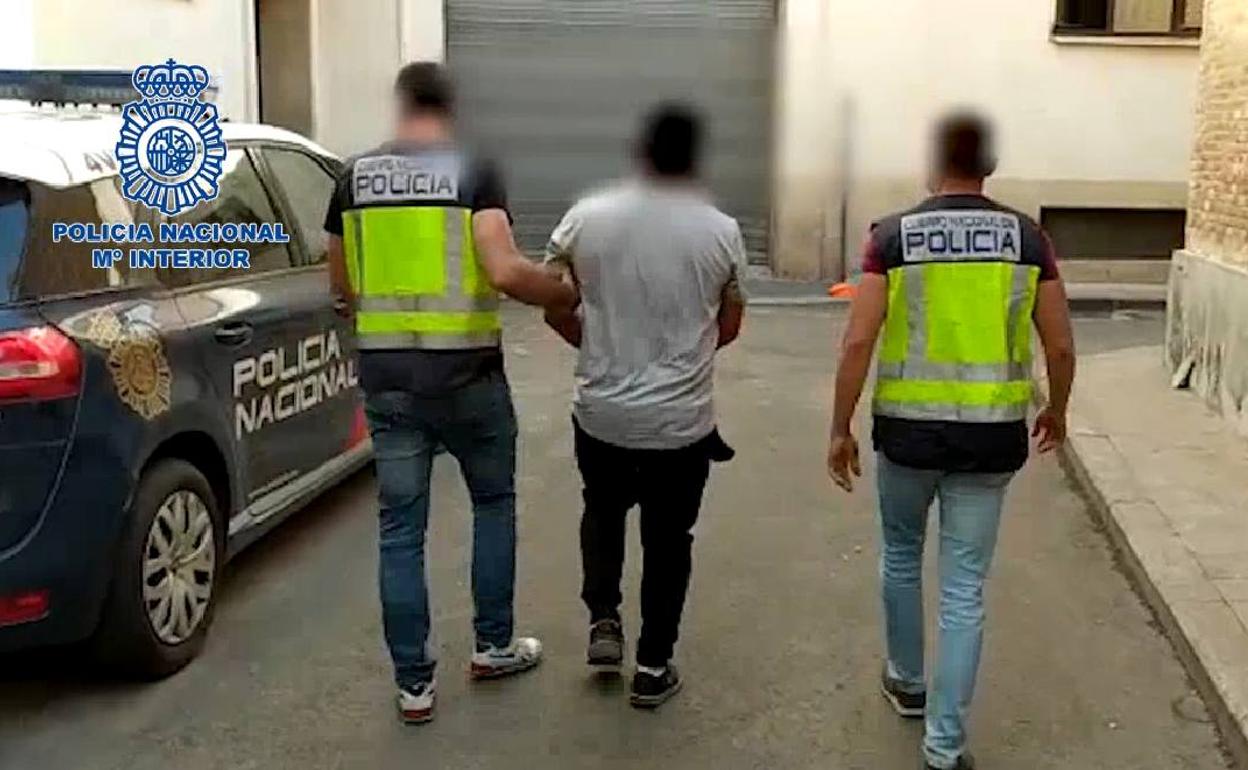 La Policía Nacional detiene al prófugo. 