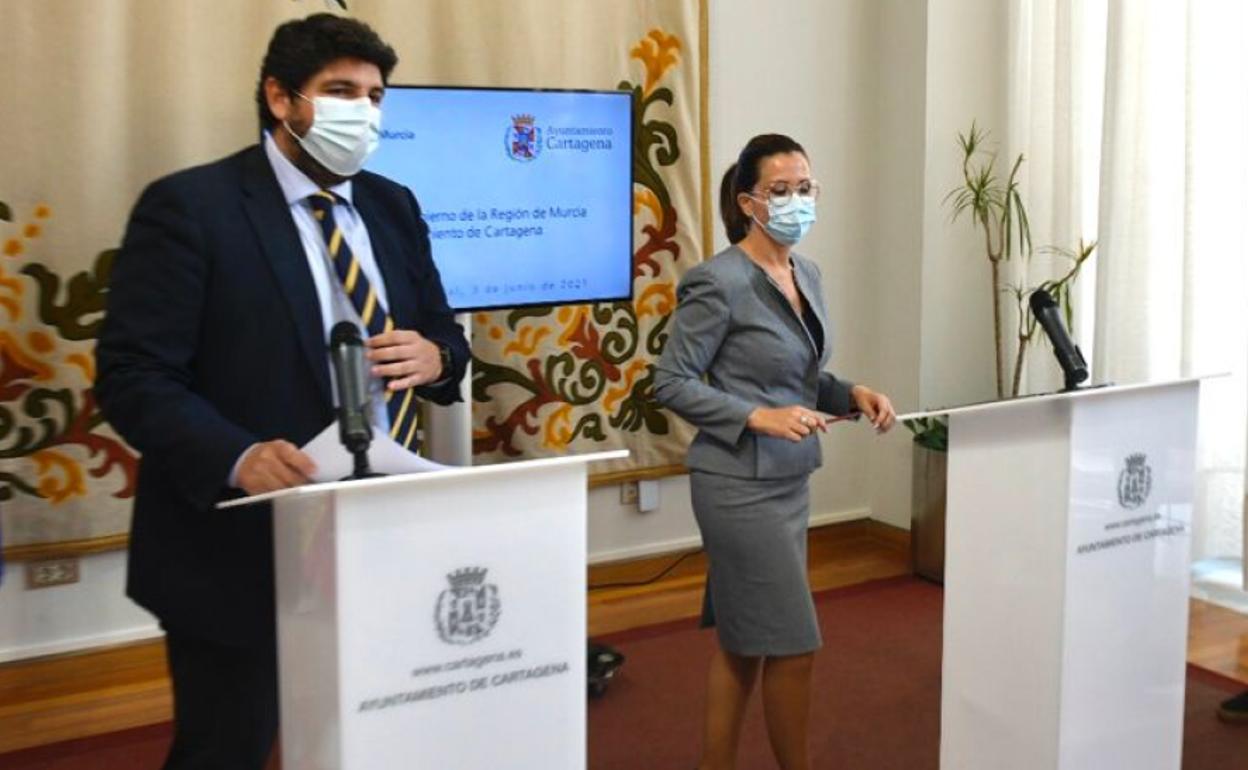 El presidente de la Comunidad, Fernando López Miras, y la alcaldesa de Cartagena, Ana Belén Castejón, este jueves, tras la celebración del Consejo de Gobierno.