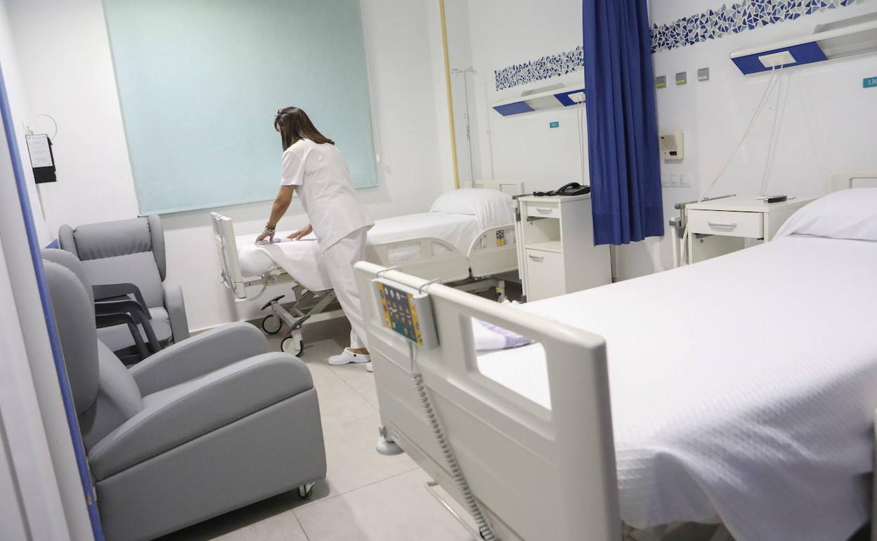 Una habitación para pacientes Covid vacía en el hospital Virgen del Alcázar, en Lorca.