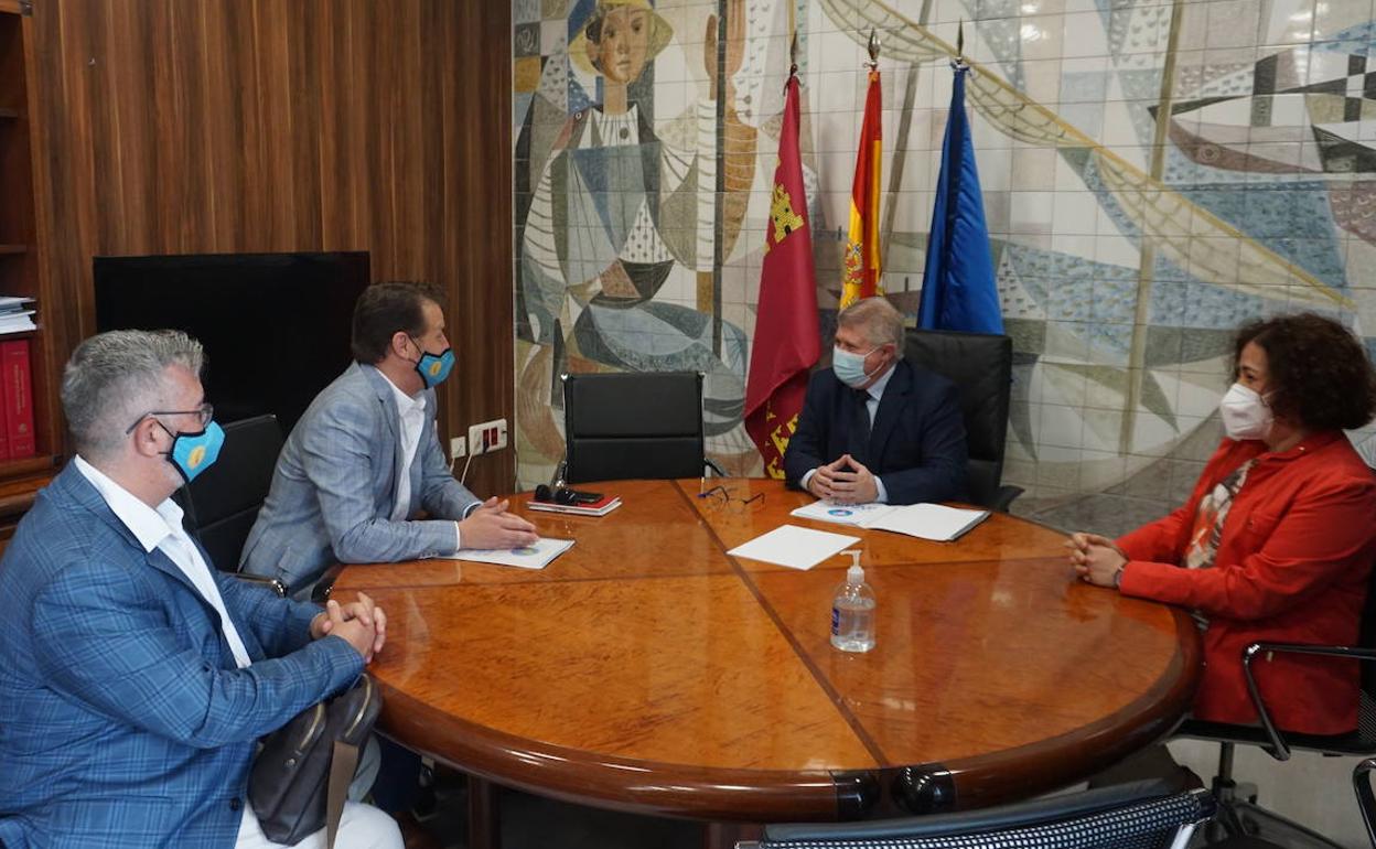 El delegado del Gobierno, José Vélez, y Alfonso Vera, el director del centro. 