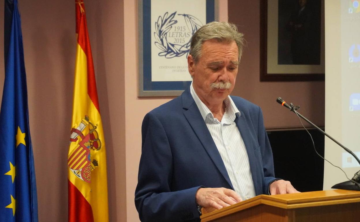 El catedrático de la UMU Pedro María Egea durante el acto de entrega del premio. 