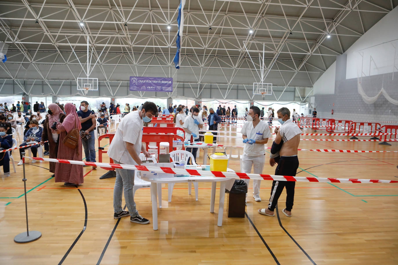 Fotos: Unas 5.000 personas ciatadas para vacunarse este viernes en Lorca