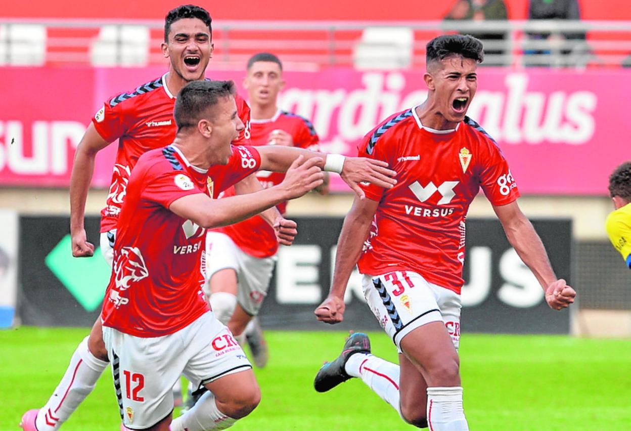 Rognny, a la derecha, celebra su gol al Cádiz B con Carrillo y Youness. 