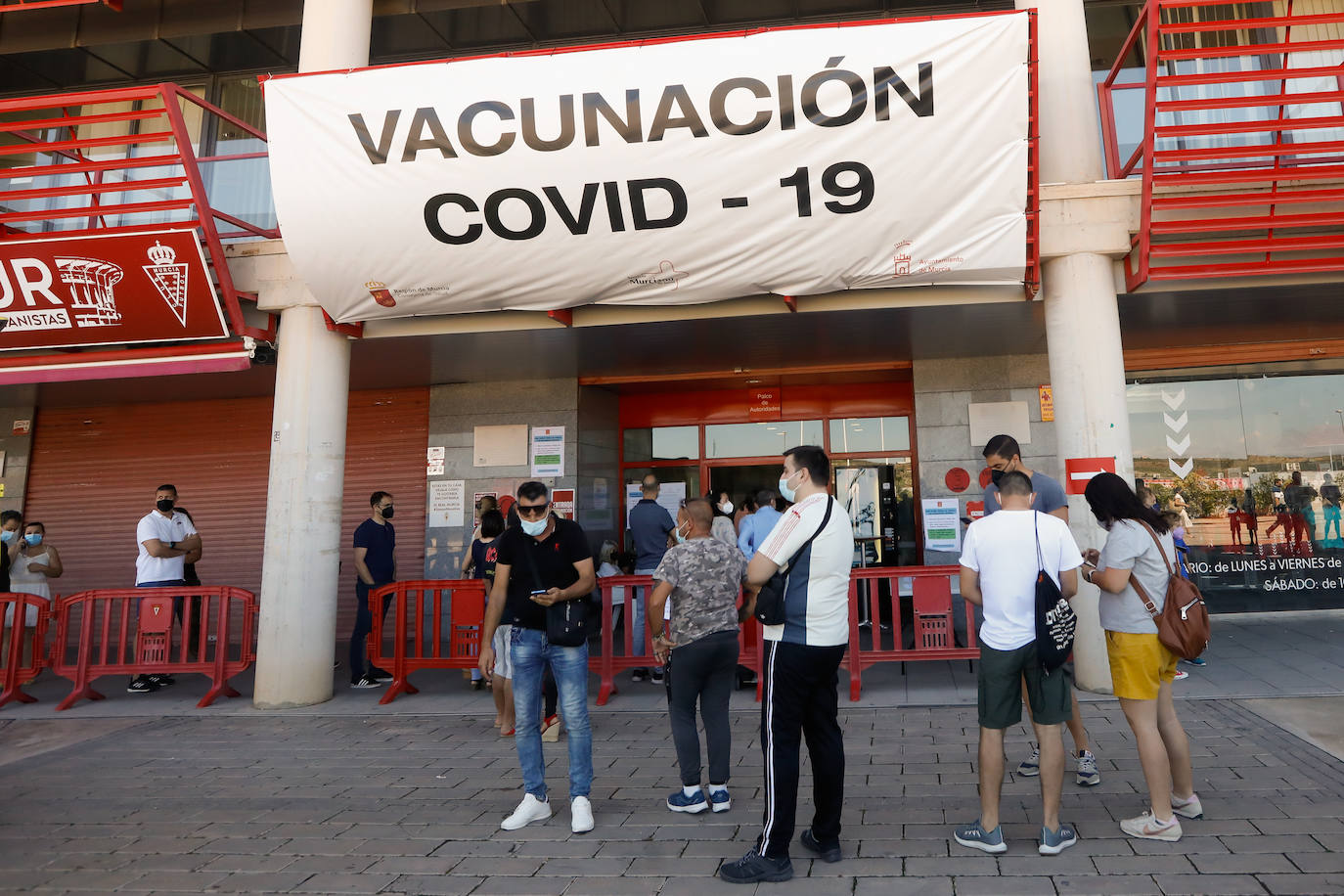 Fotos: Vacunaciones contra la Covid, este domingo en el estadio Enrique Roca