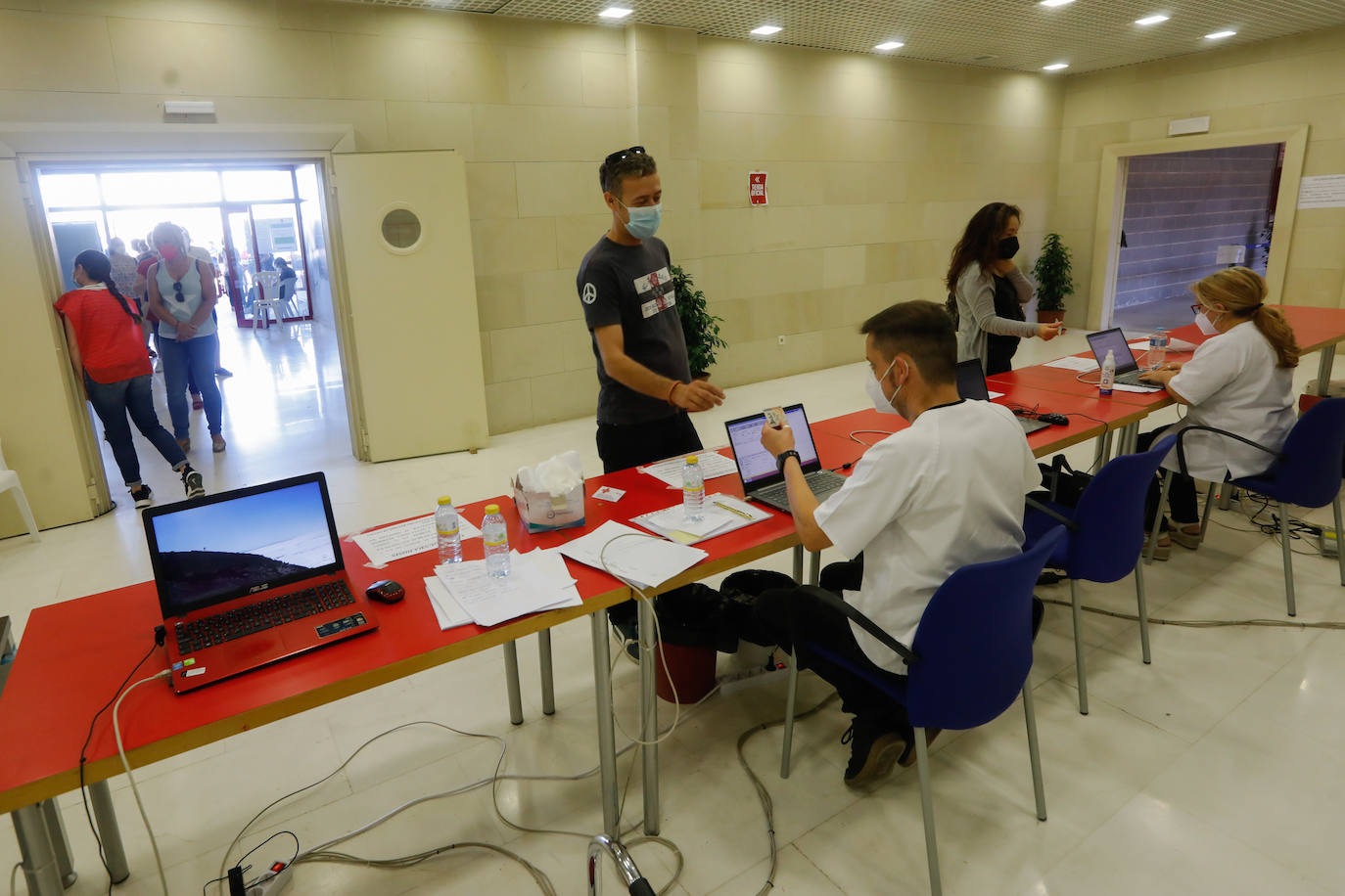 Fotos: Vacunaciones contra la Covid, este domingo en el estadio Enrique Roca