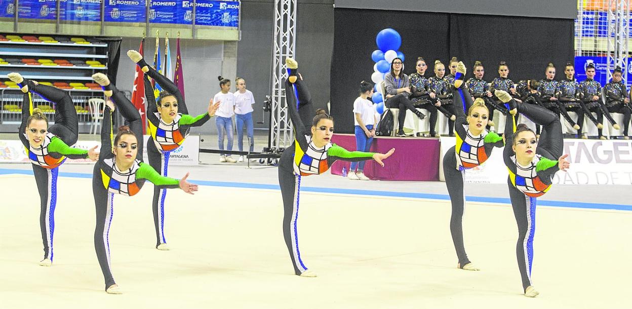Seis chicas participan en el campeonato de España de gimnasia estética de grupos, celebrado en el Palacio de Deportes de Cartagena. 