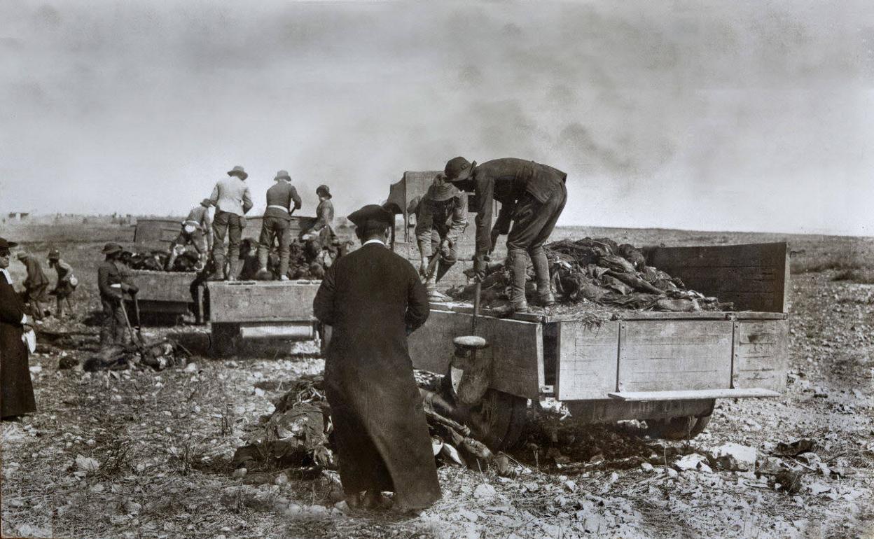 Recogida de cadáveres en la guerra de África.