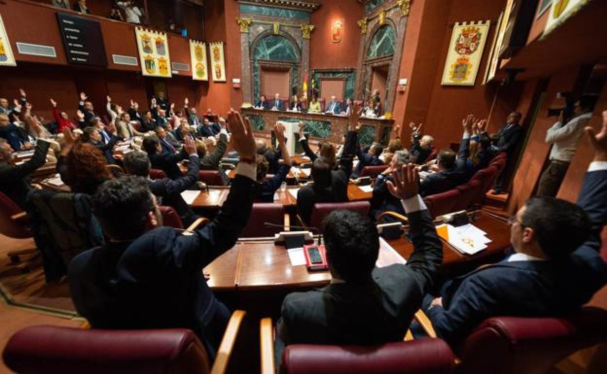 Votación del Pleno de la Asamblea Regional el pasado 2019, en el que se aprobó la reforma del Estatuto de Autonomía.