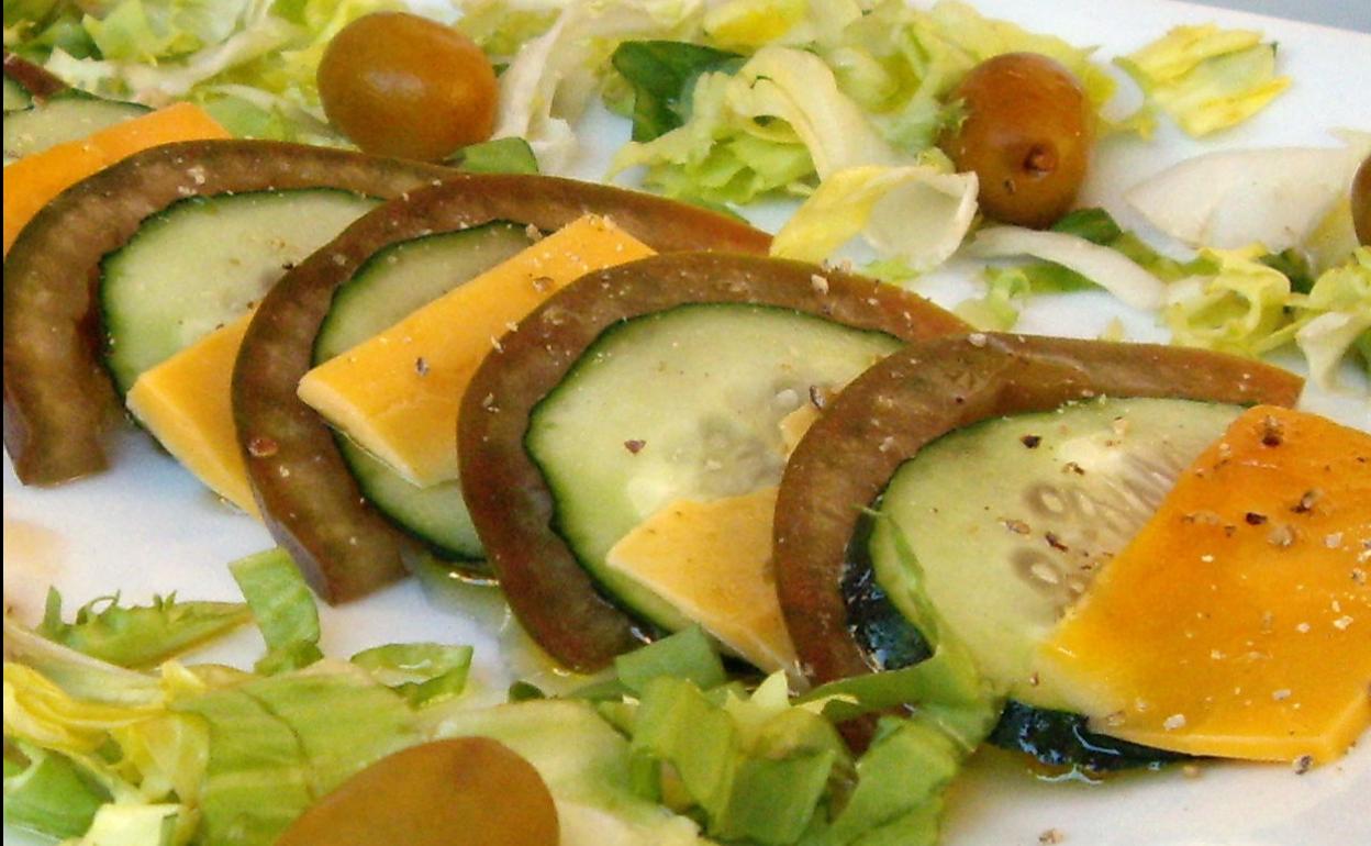 Ensalada ligera de tomate y queso chédar