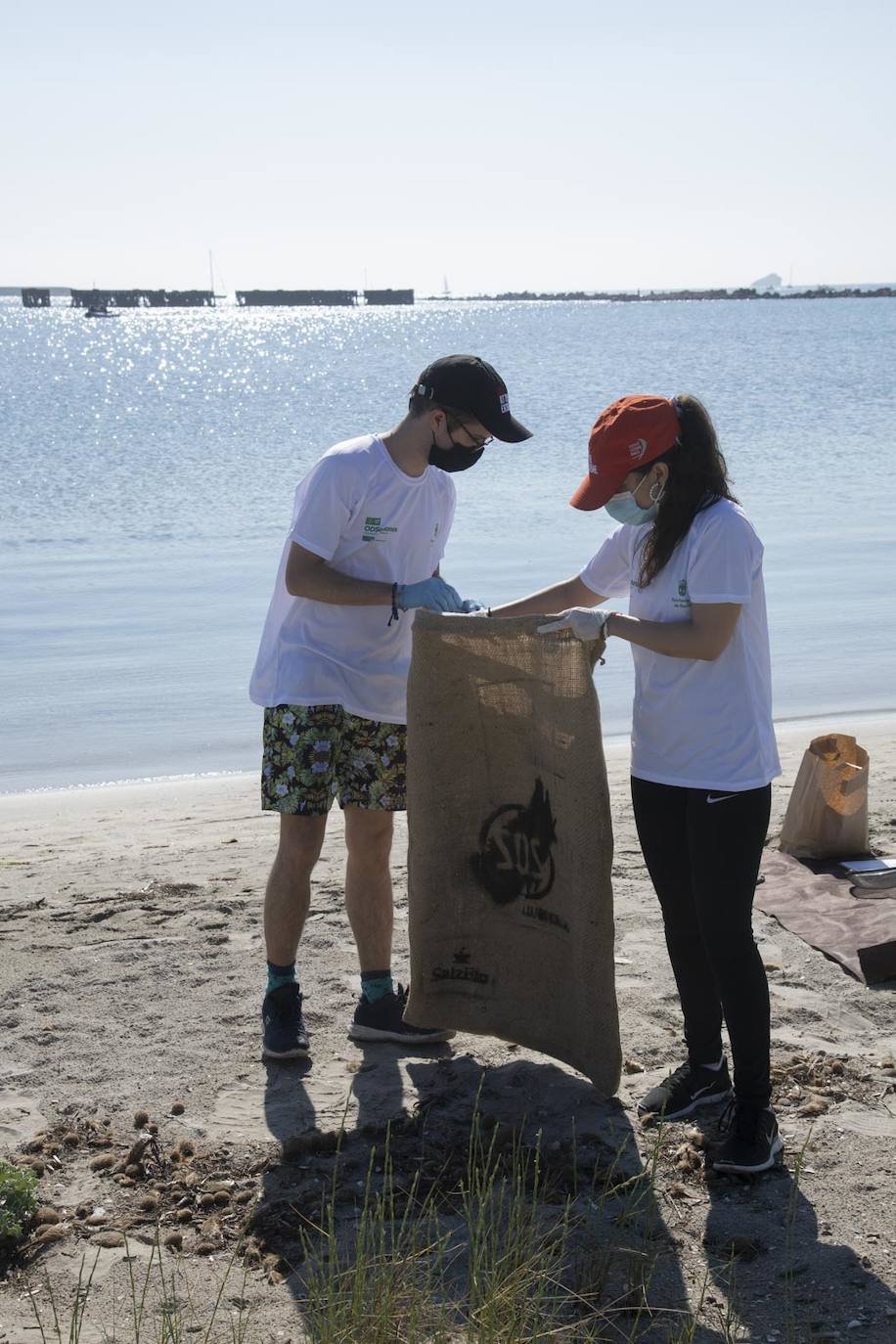 Fotos: Los voluntarios retiran 260 kilos de basura del Estacio