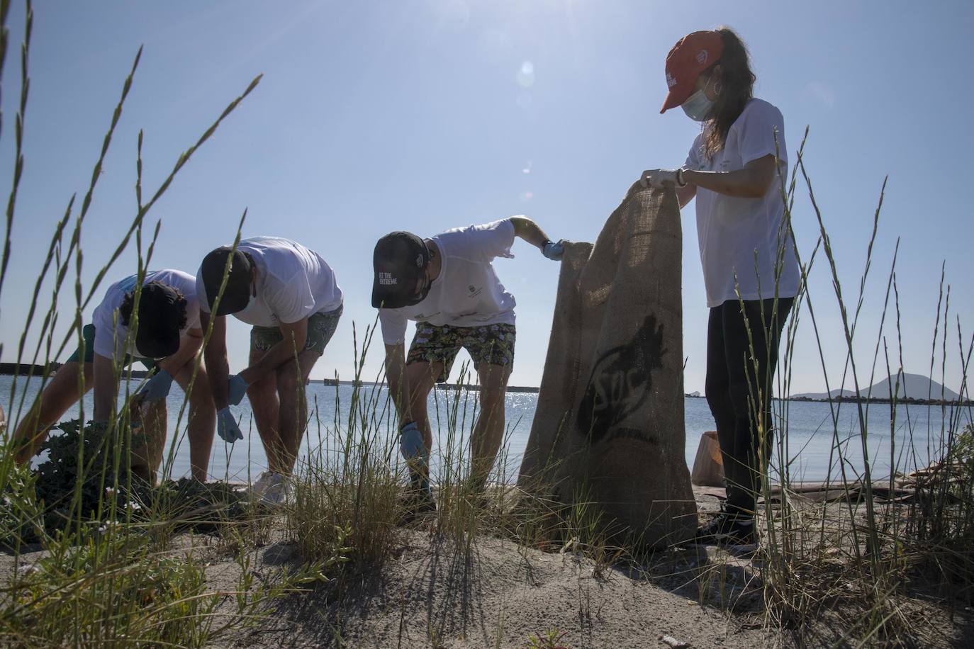 Fotos: Los voluntarios retiran 260 kilos de basura del Estacio