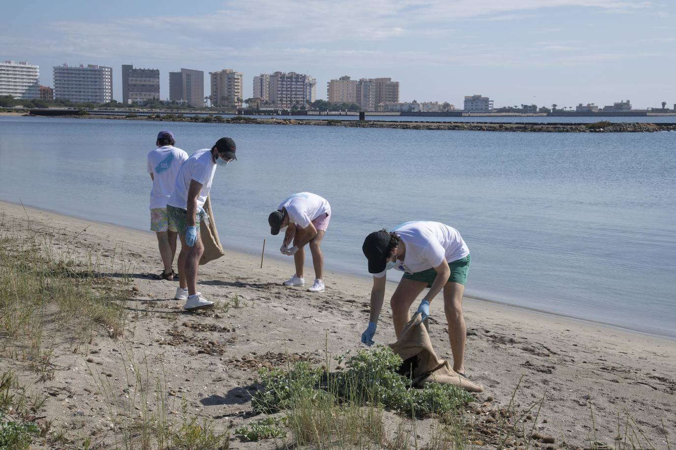 Fotos: Los voluntarios retiran 260 kilos de basura del Estacio