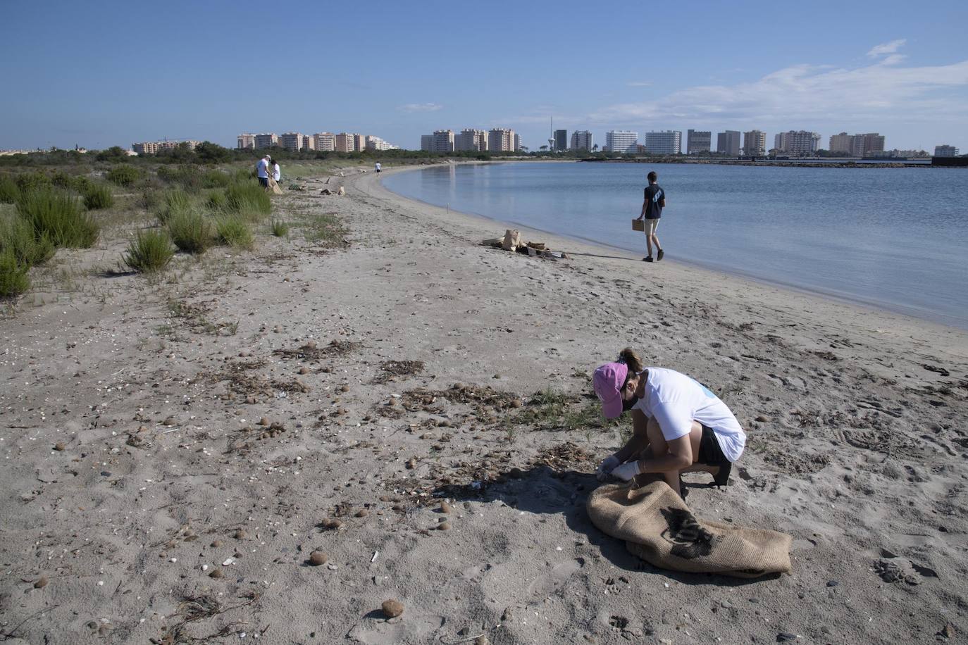 Fotos: Los voluntarios retiran 260 kilos de basura del Estacio
