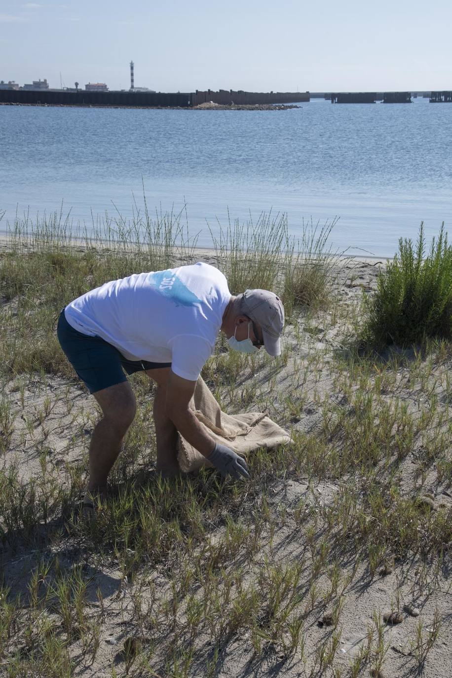 Fotos: Los voluntarios retiran 260 kilos de basura del Estacio