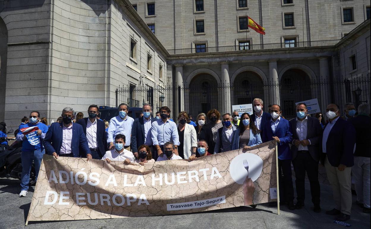 El Círculo por el Agua del Levante, en la protesta ante el Ministerio en defensa del Trasvase. 