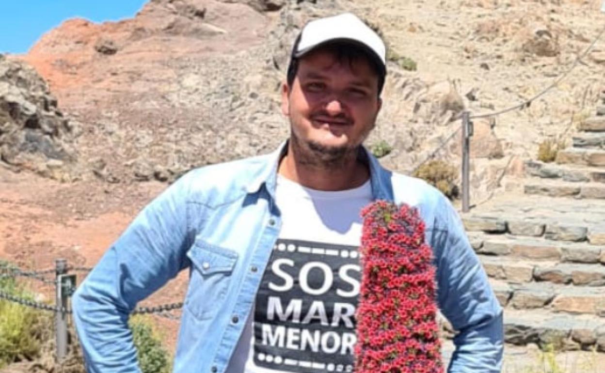 Santiago del Álamo junto a un ejemplar de tajinaste rojo. 