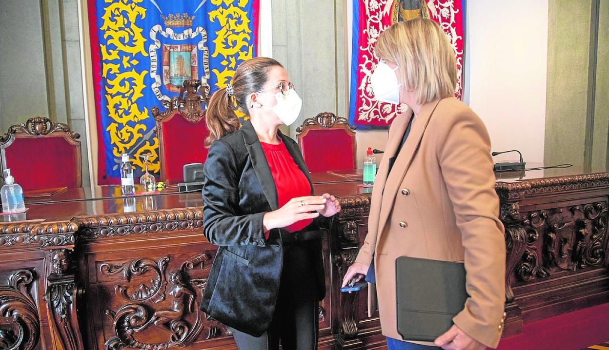 Castejón y Arroyo, durante una conversación antes de un Pleno Municipal reciente. 