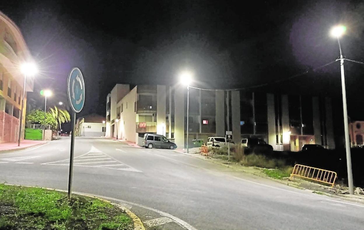 Farolas con nuevas cabezas led instaladas en la localidad. 