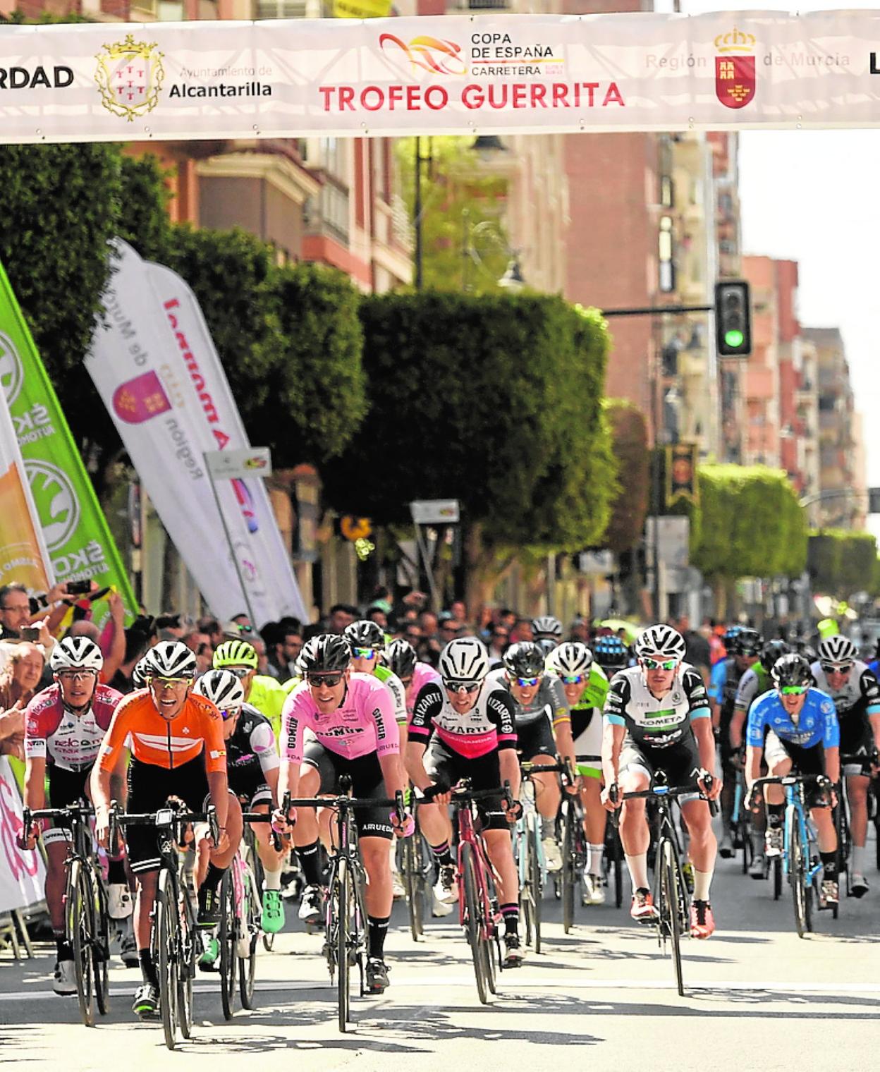 Los corredores en la meta de Alcantarilla, en la edición pasada. 