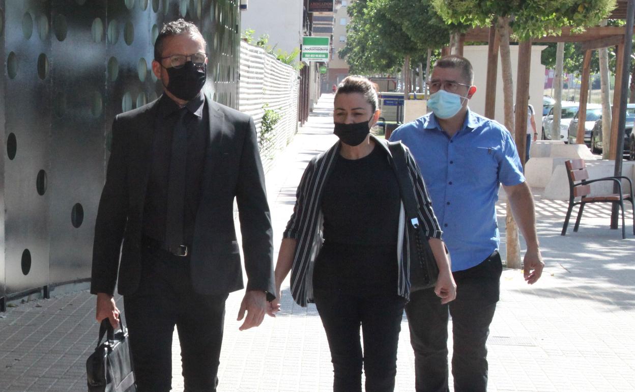 Los padres de Kevin, junto al letrado Melecio Castaño (izquierda). 